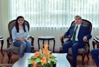 OSMAN NURI GÜLAY - Bakan Yılmaz, Tıp Fakültesini Kazanan Meslek Lisesi Mezunu Nuriye Kalkmaz'ı Kabul Etti