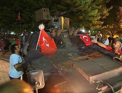 15 yaşındaki çocuk darbecinin karşısına dikildi: Senin silahını alacağım