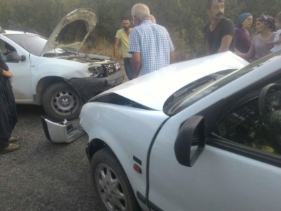 İki Otomobil Kafa Kafaya Çarpıştı Açıklaması 5 Yaralı