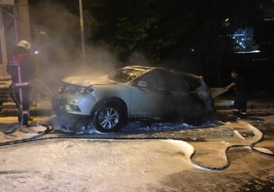 Kağıthane'de Park Halindeki Lüks Otomobil Kundaklandı