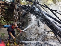 TAHTA KÖPRÜ - Kimliği Belirsiz Kişiler Tahta Köprüyü Yakıp Kaçtı