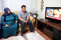 Milli Güreşçi Kayaalp'in Zaferine Ailesi De Televizyon Başında Ortak Oldu