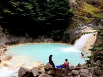 Sodalı Mavi Gölde Yüzmek İçin Akın Akın Geliyorlar