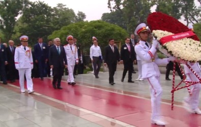 Vietnam'ın İlk Başkanının Mozolesini Ziyaret Etti