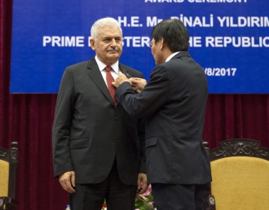 Başbakan Yıldırım'a Vietnam'da Şeref Madalyası