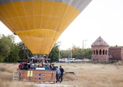 Doğu'nun İlk Balon Turu Ahlat'ta Yapıldı