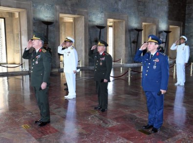 Genelkurmay Başkanı Akar, Yeni Kuvvet Komutanları İle Anıtkabir'i Ziyaret Etti