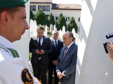 İBB Başkanı Topbaş, Aliya İzetbegoviç'in Kabrini Ziyaret Etti