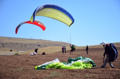 İranlı Paraşütçüler, Nemrut Dağı Semalarında Yamaç Paraşütü Uçuşu Yaptı