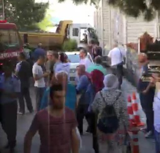 Şoförü Kalp Kiriz Geçirdi, Hafriyat Kamyonu 3 Araca Çarptı