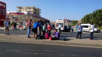 TUR MİNİBÜSÜ - Turist Kafilesi Kazayı Ucuz Atlattı