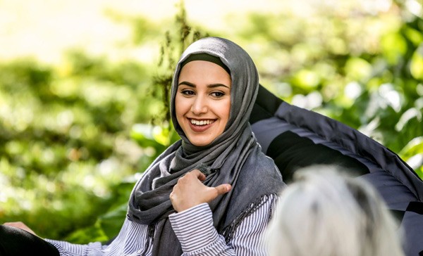 Başörtülü sunucu, Norveç'te aşırı sağcıları çıldırttı!