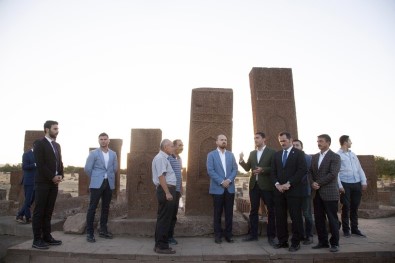 Bilal Erdoğan Ahlat'taki Tarihi Mekanları Gezdi