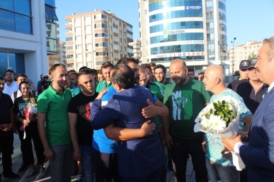 Bursaspor Taraftarları Ve Suriyeliler Emniyet Müdürünü Adana'ya Uğurladı