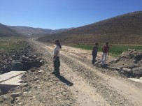 SAĞMALı - Çaldıran'da Selden Dolayı Tahrip Olan Yol, Menfez Ve Köprüler  Onarılıyor