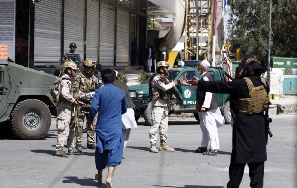Camiye bombalı ve silahlı saldırı: 14 ölü