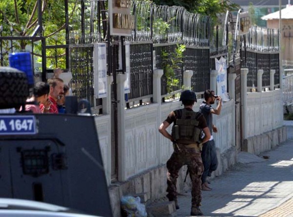 Diyarbakır'da sıcak saatler! Kafasına dayadığı silahla...