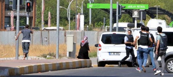 Diyarbakır'da sıcak saatler! Kafasına dayadığı silahla...