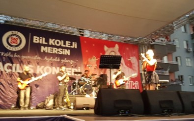 Aleyna Tilki, Kolej Açılışında Sahne Aldı