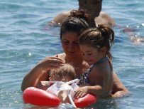 GURBETÇI - Antalya Sahilleri Dolup Taştı