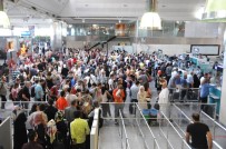 UÇAK TRAFİĞİ - Atatürk Havalimanında Bayram Yoğunluğu Sürüyor