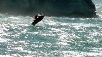 Kayalıklarda Mahsur Kalan Genç, Jet Ski İle Kurtarıldı