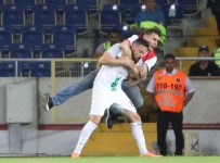 Maçta İlginç An Açıklaması Taraftar Futbolcunun Üzerine Atladı