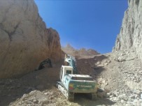 Mehmetçik terörü temizledi, iş makineleri yol yaptı