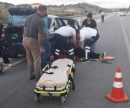 CEMIL ÇELIK - Otomobil Bariyerlere Çarptı Açıklaması 5 Yaralı