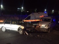 Otomobil İle Hafif Ticari Araç Çarpıştı Açıklaması 5 Yaralı