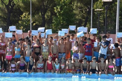 Yüzme Kursu Öğrencilerine Sertifikaları Verildi