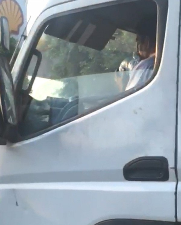 Kamyonet şoförü, seyir halinde uyuşturucu madde kullanırken görüntülendi