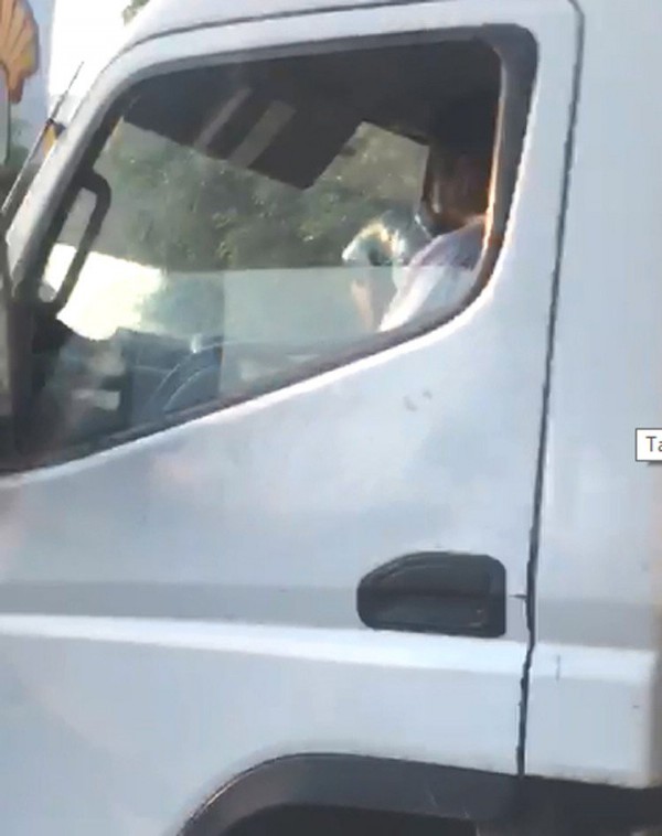 Kamyonet şoförü, seyir halinde uyuşturucu madde kullanırken görüntülendi