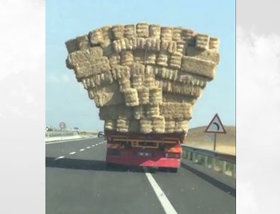 Saman balyaları yüklü kamyonun tehlikeli yolculuğu