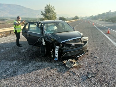 Adıyaman'da Otomobil İle Kamyonet Çarpıştı Açıklaması 4 Yaralı