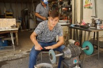 KURBAN KESİMİ - Dede, Torun Bıçak Bileyliyorlar