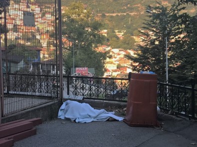 Hastaneden Taburcu Edildi, Sabah Hastane Bahçesinde Ölü Bulundu