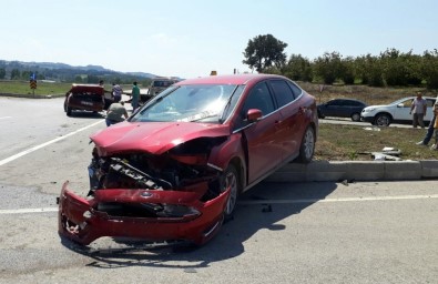 Kavşakta İki Otomobil Çarpıştı Açıklaması 4 Yaralı