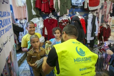 Kudüslü Çocuklar Bayramlıklarına Kavuştu