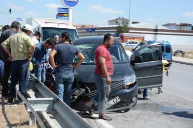 Lastiği Patlayan Otomobil Kaza Yaptı Açıklaması 4 Yaralı