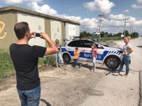 TRAFİK KURALI - - Kazaları Önlemek İçin 'Maket Polis Arabası' Koyuldu