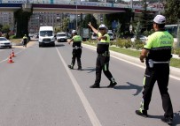 KURAL İHLALİ - Sivil Polis Yolcu Gibi Dolmuşa Binip Sürücüleri Denetledi