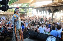 DEMET AKALIN - 11 Yıllık Kıyafetle Sahne Aldı