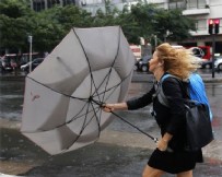 YAZ FIRTINASI - İstanbul'da beklenen yağış başladı