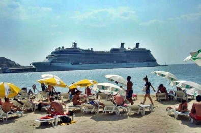 Kuşadası'na 3 gemiyle 3 bin 500 turist geldi