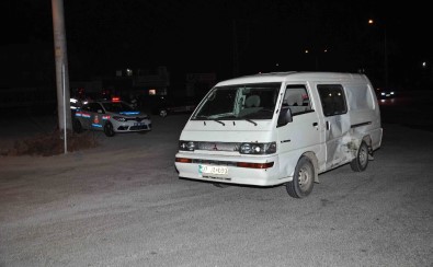 Manavgat'ta Motosikletle Minibüs Çarpıştı Açıklaması 2 Yaralı