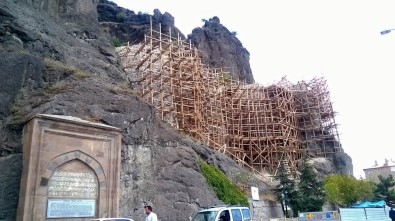 Osmancık'ta Tarihi Köprü Ve Kalede Restorasyon Çalışmaları Hızlandırıldı