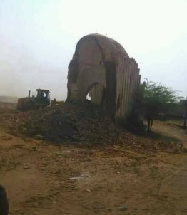 Selefi Milisler Yemen'de 700 Yıllık Türbeleri Yıktı
