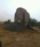 DENİZ KIYISI - Selefi Milisler Yemen'de 700 Yıllık Türbeleri Yıktı