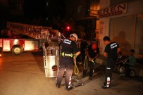 İTFAİYECİLER - Tuvalette Mahsur Kalan Radyo Çalışanı Kadını İtfaiye Kurtardı